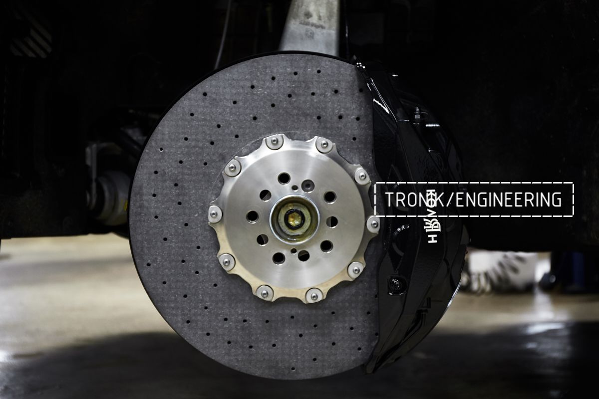 Installation a set of Rolls-Royce Cullinan carbon ceramic brakes on. pic 5