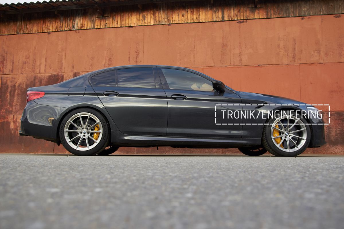 BMW M5 F90 carbon-ceramic brakes. pic 1