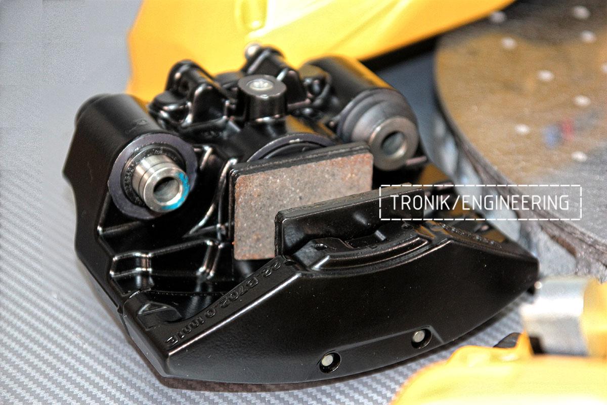 Parking brake caliper. Photo 1