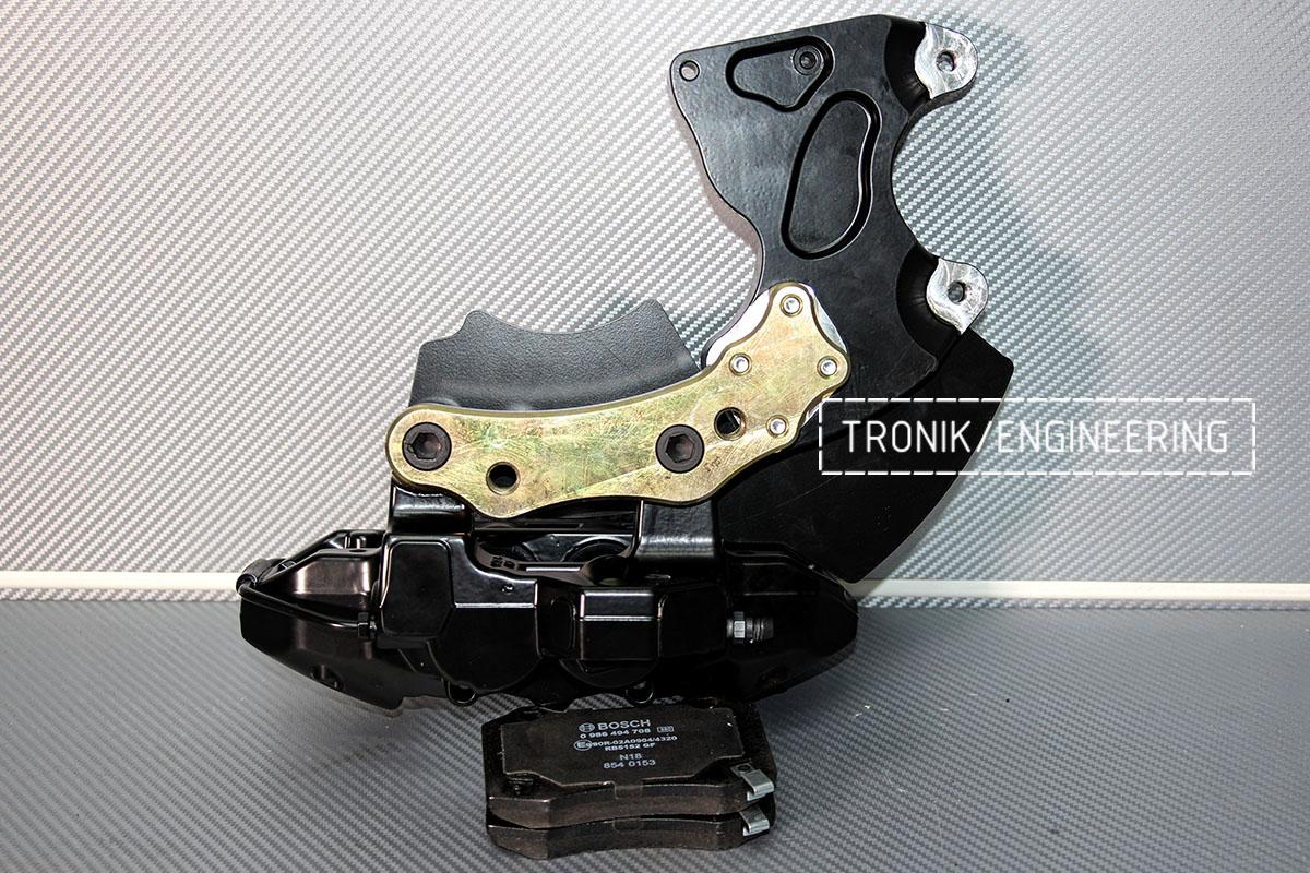 Mercedes-Benz G500 rear caliper fastening to the bracket. Photo 2