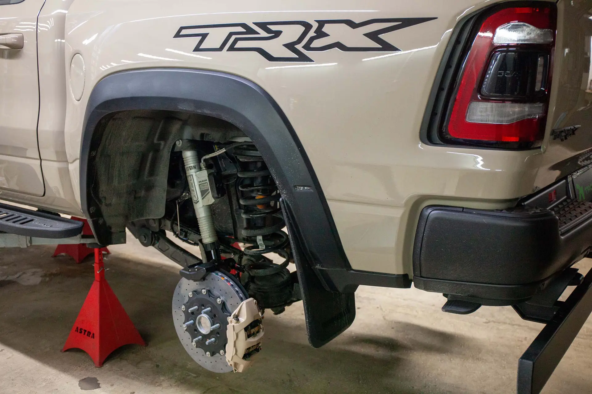 Carbon ceramic brake system for Dodge RAM TRX. Pic 9