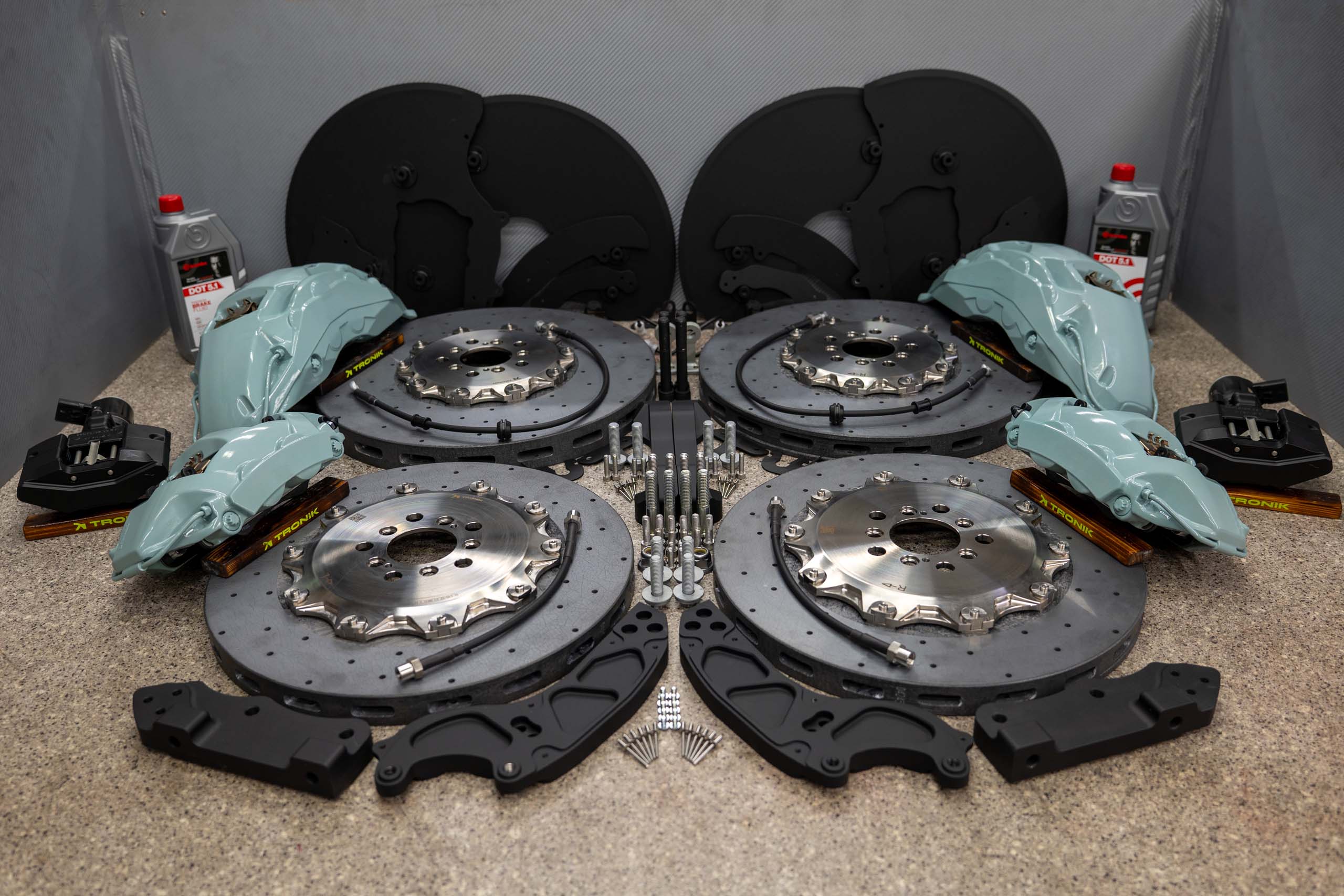 Carbon ceramic brake system kit for Rolls-Royce Cullinan. Pic 1