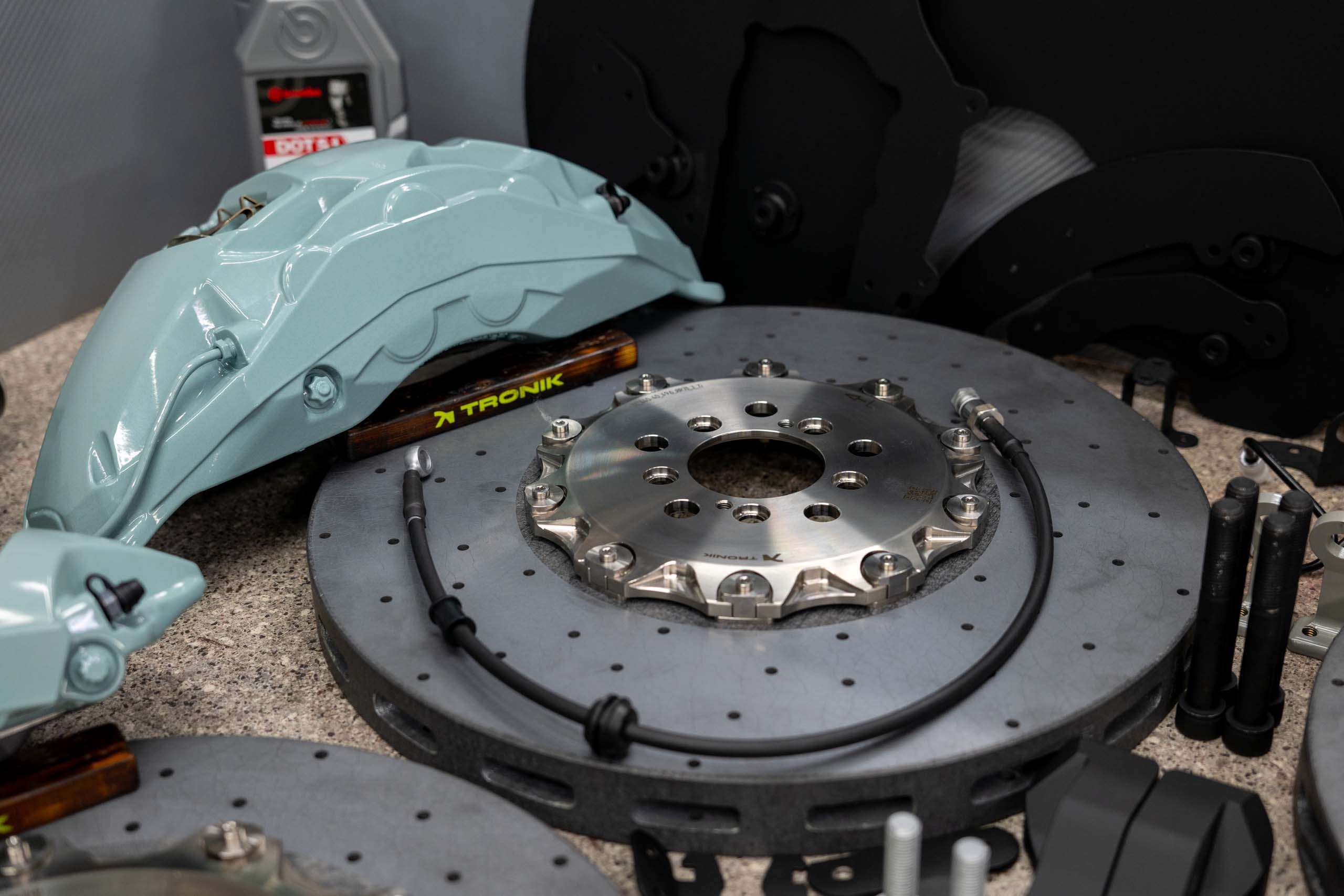 Carbon ceramic brake system kit for Rolls-Royce Cullinan. Pic 3