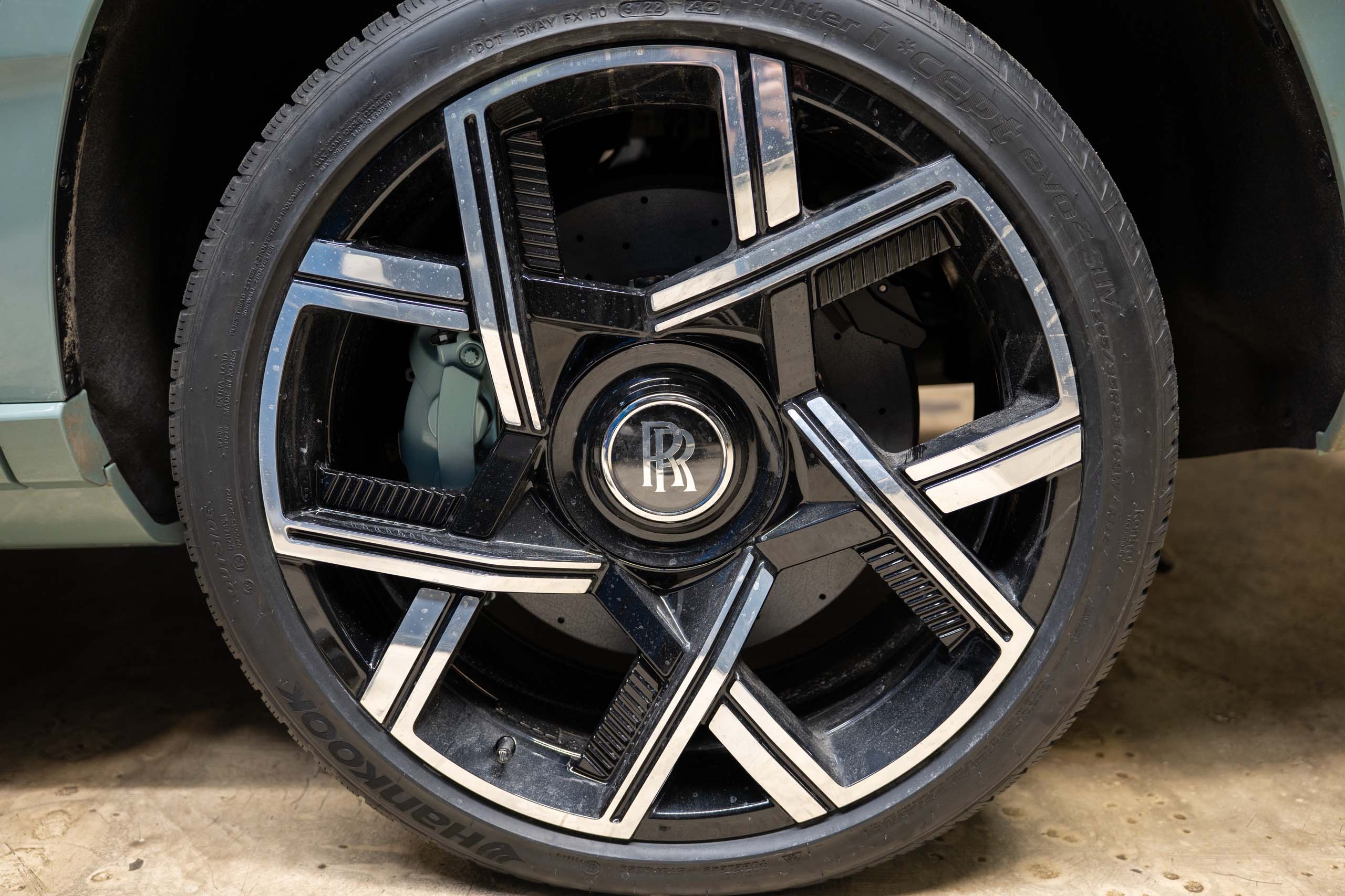 Carbon ceramic brake system for Rolls-Royce Cullinan. Pic 18