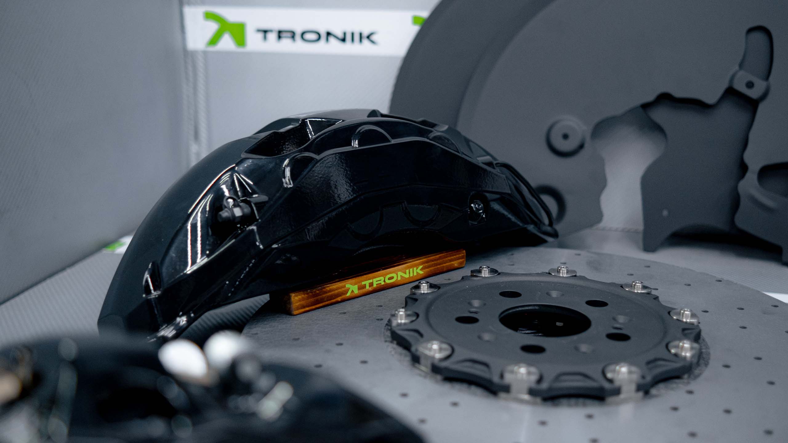 Carbon ceramic brake system kit for Zeekr 009. Pic 2