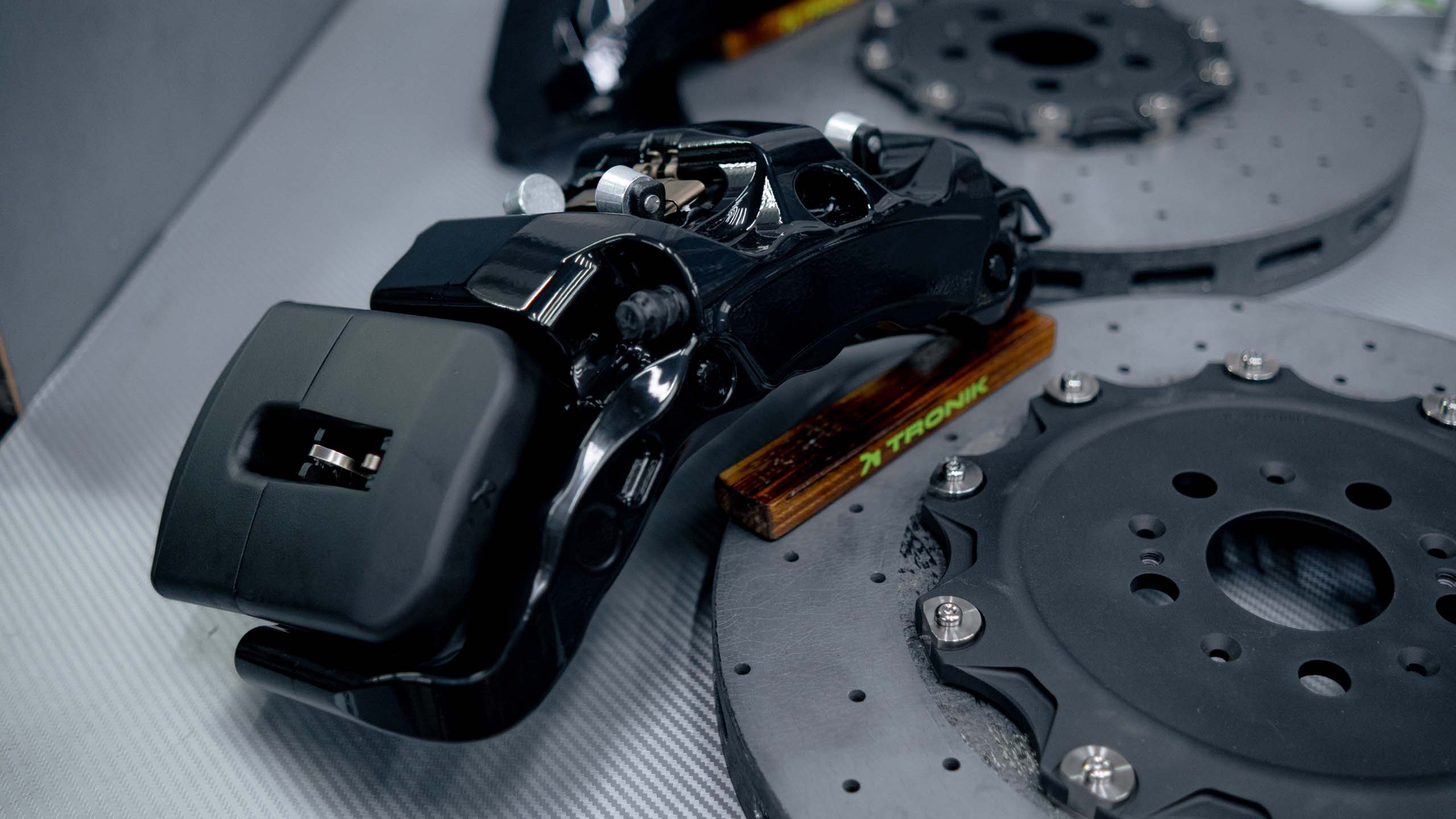 Carbon ceramic brake system kit for Zeekr 009. Pic 3