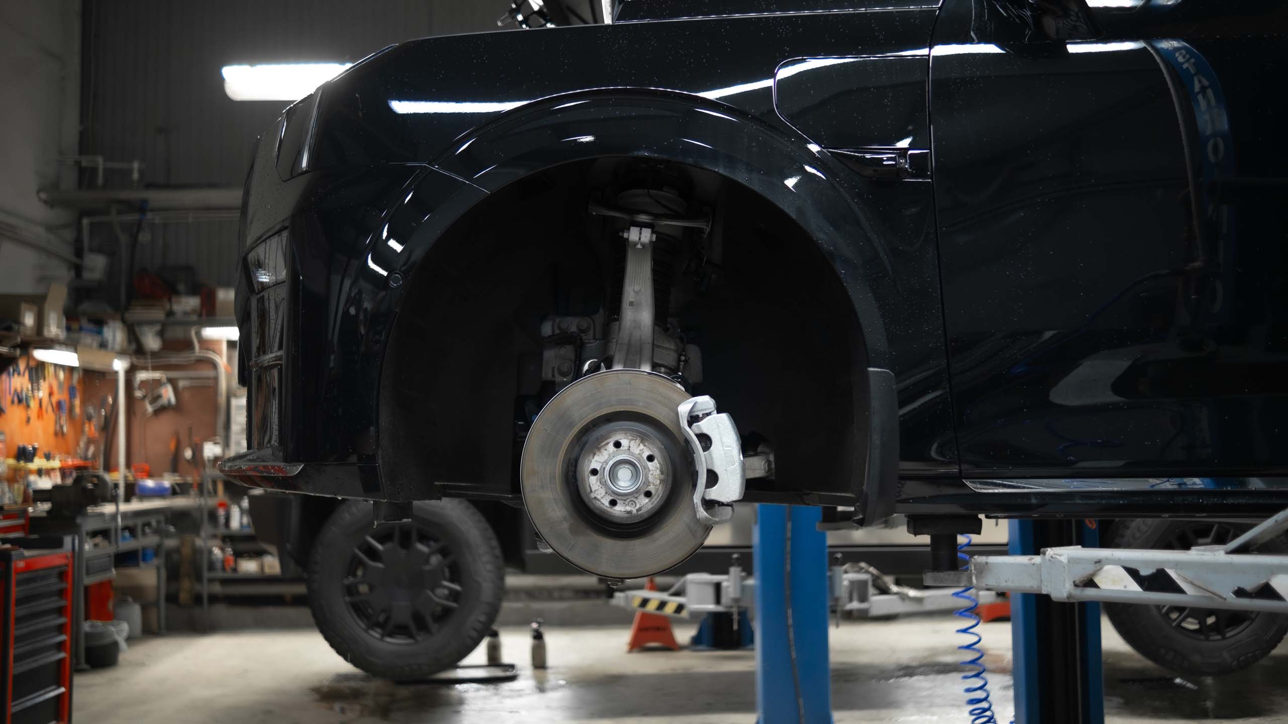 OEM brake system Zeekr 009. Pic 6