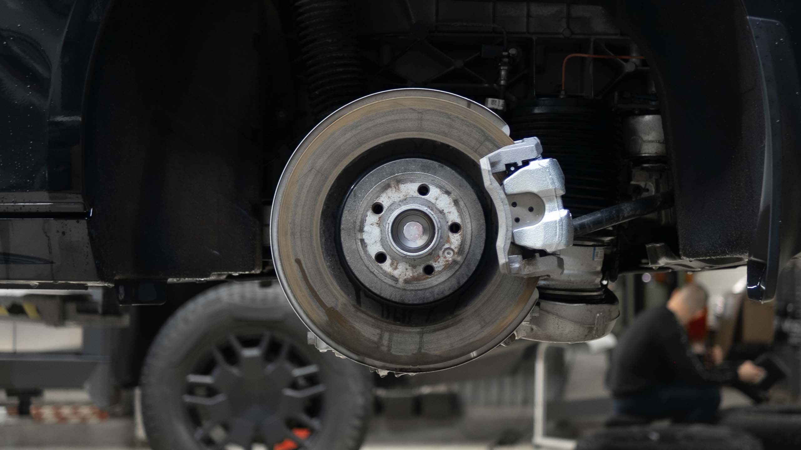 OEM brake system Zeekr 009. Pic 7