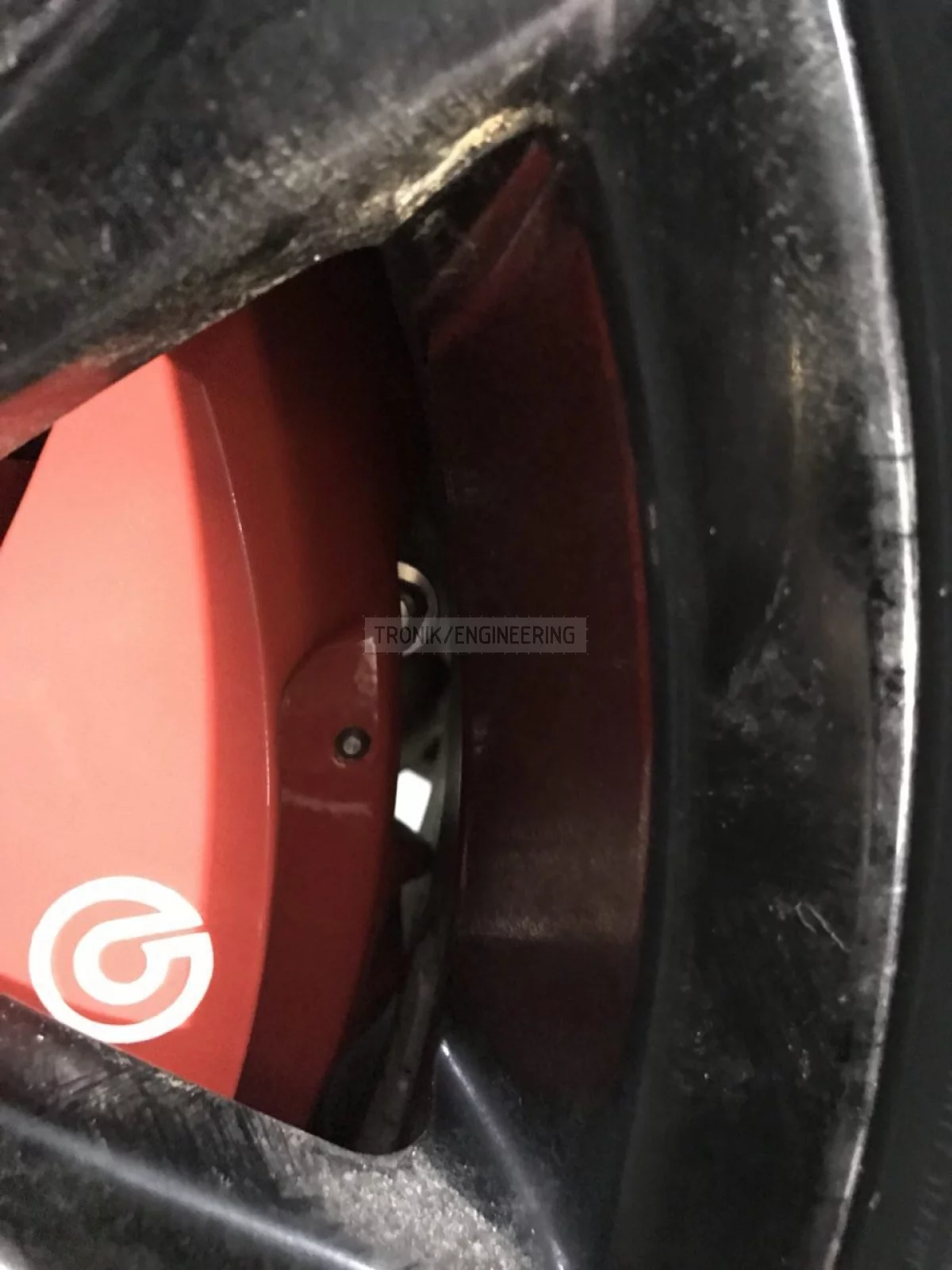 gap between wheel disc & front axle caliper