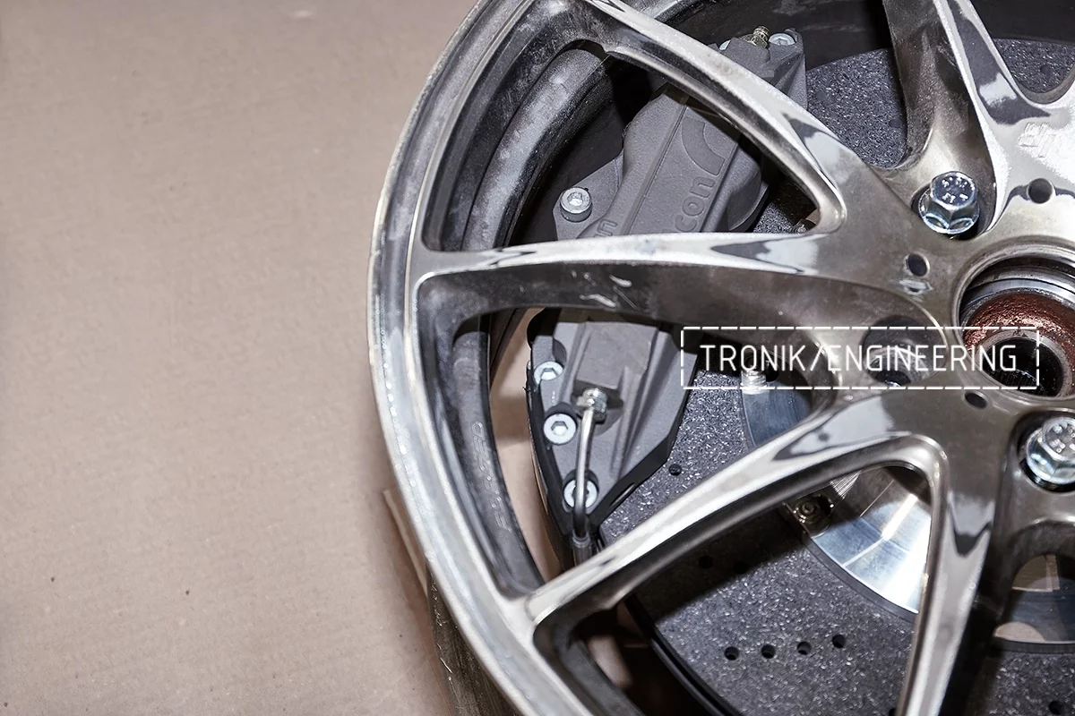 installing brake system Vw Golf GTI in wheel disc pic3