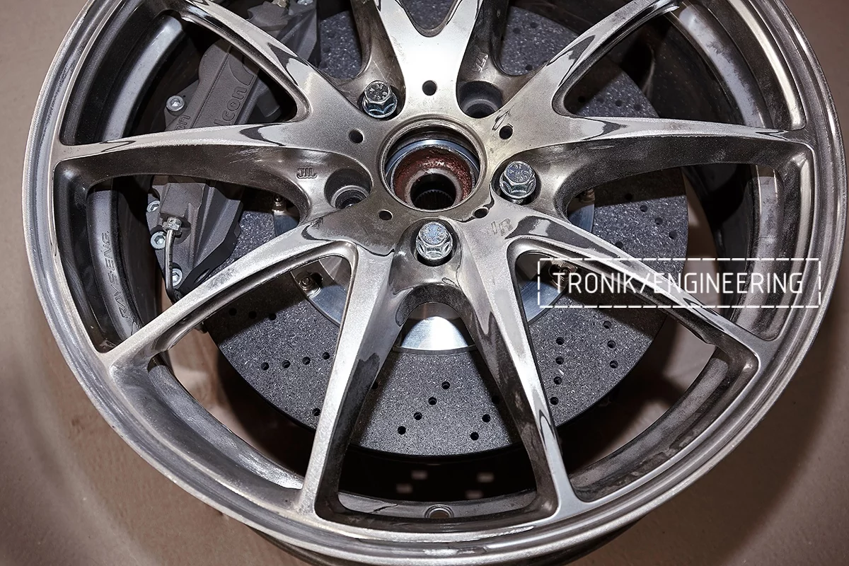 installing brake system Vw Golf GTI in wheel disc pic1