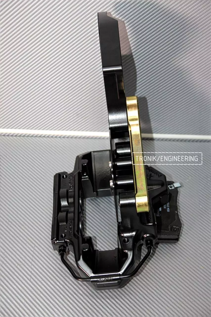 Mercedes-Benz G500 rear caliper fastening to the bracket. Photo 1