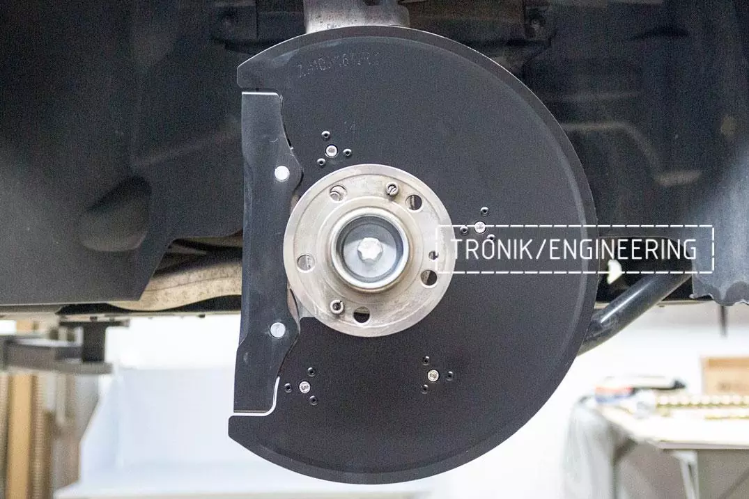 Installating brakes of Mercedes-Benz W167. pic 4