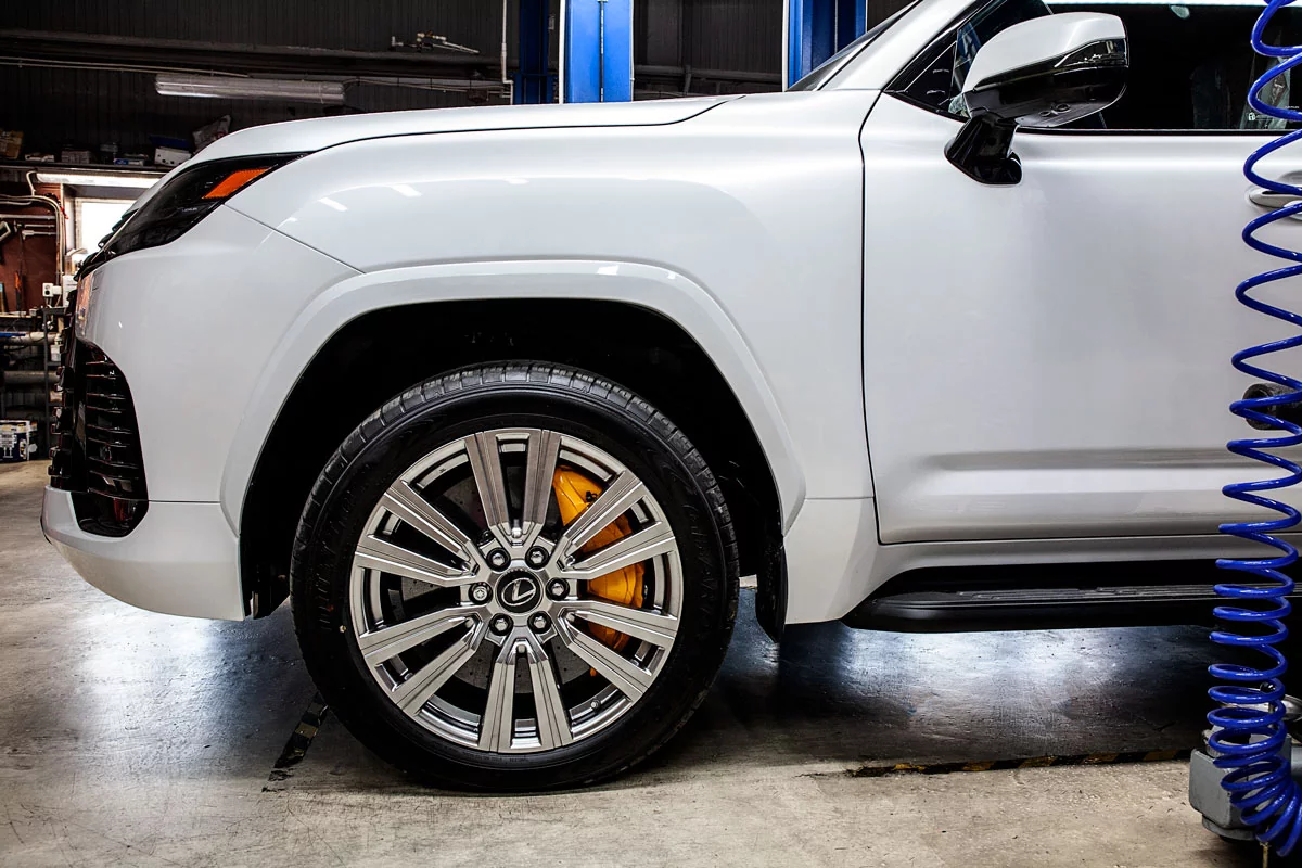 Lexus LX600 carbon-ceramic brakes. Pic 13