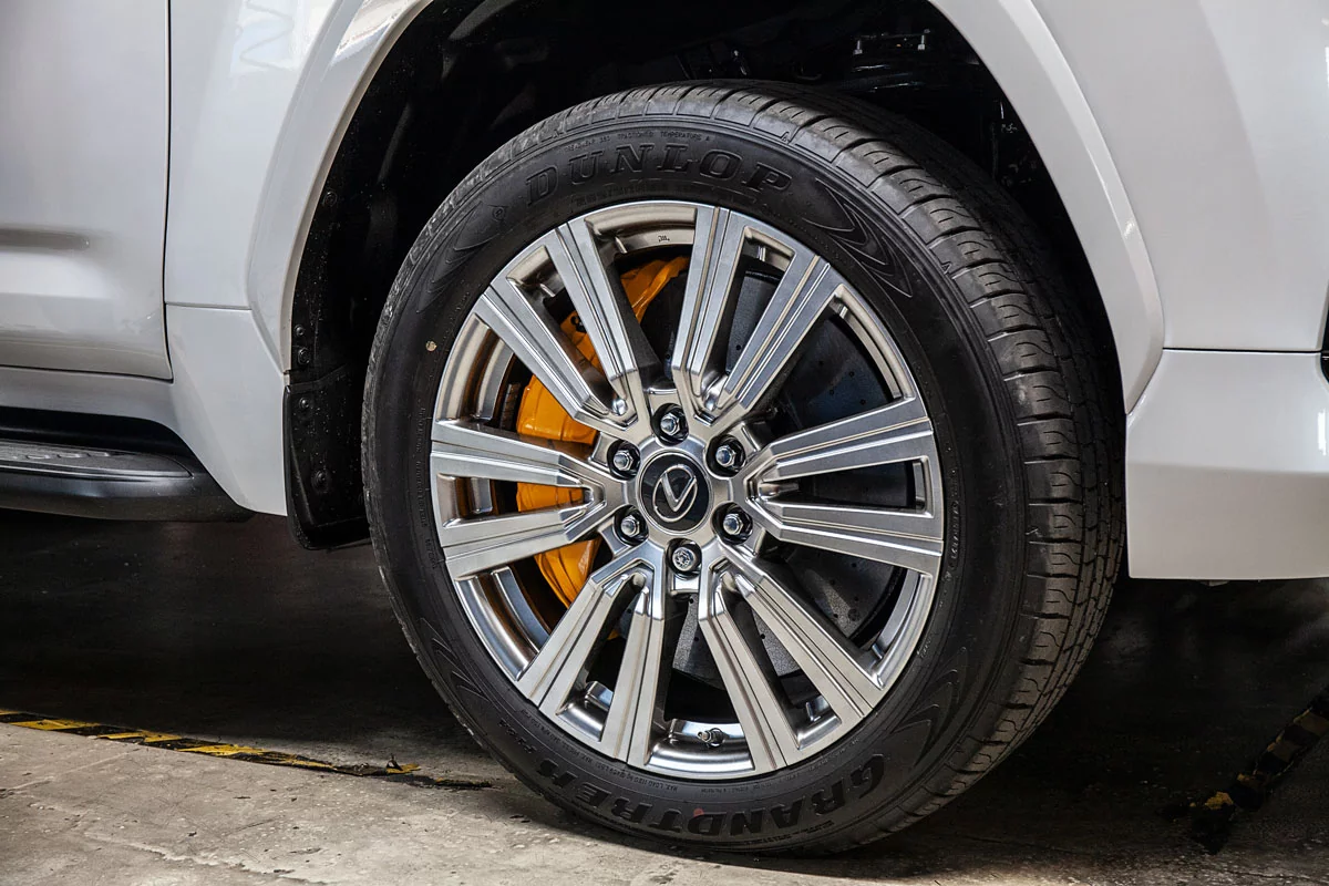 Lexus LX600 carbon-ceramic brakes. Pic 10