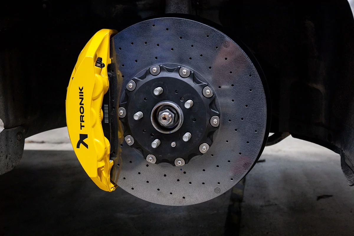 Tesla Model 3 Performance carbon-ceramic brakes. Pic 2