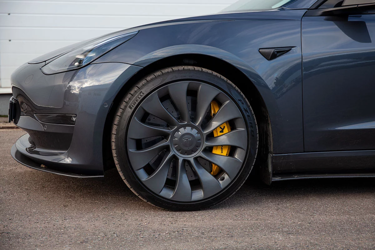 Tesla Model 3 Performance carbon-ceramic brakes. Pic 10