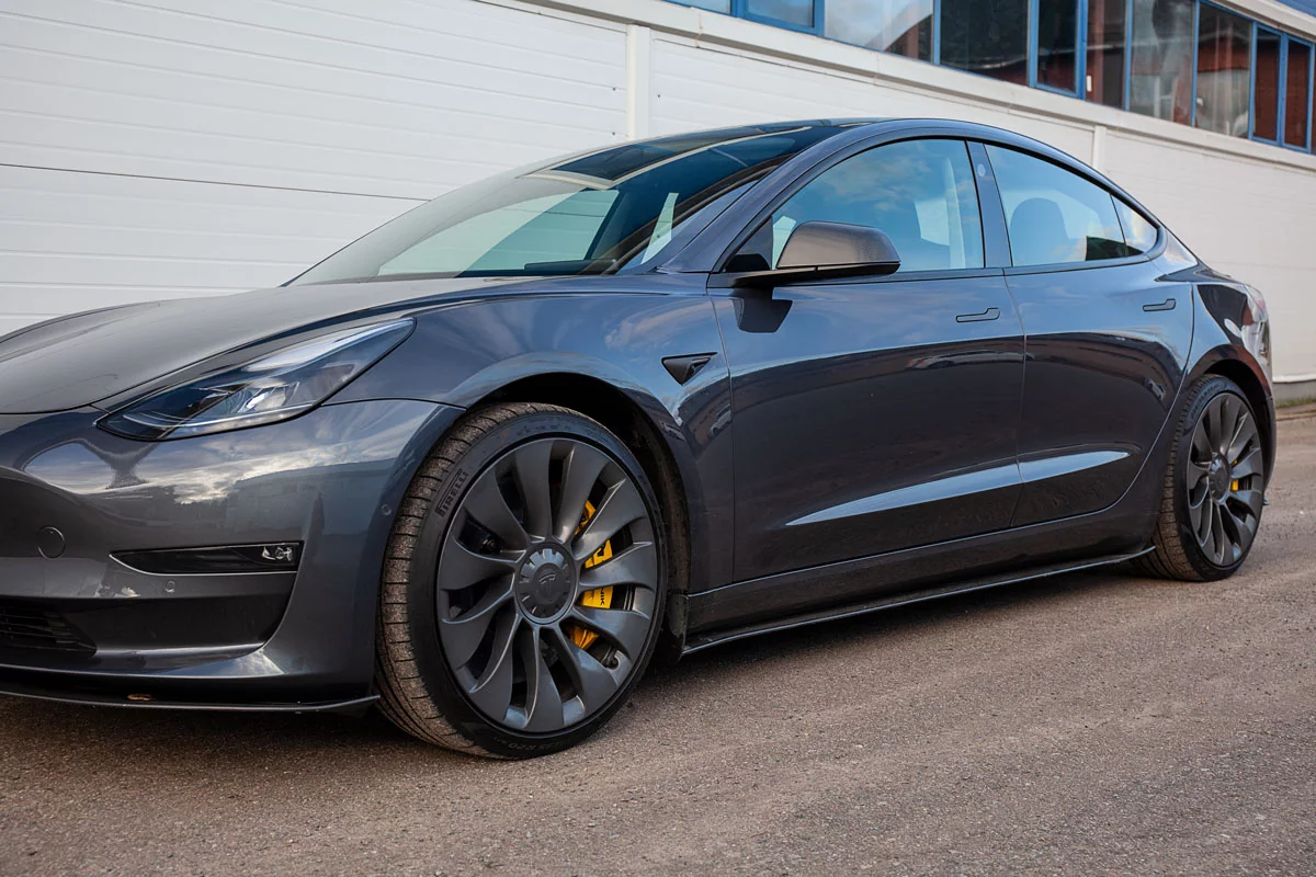 Tesla Model 3 Performance carbon-ceramic brakes. Pic 12