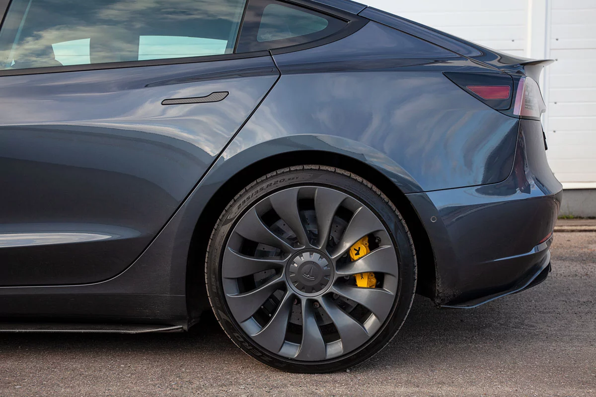 Tesla Model 3 Performance carbon-ceramic brakes. Pic 8