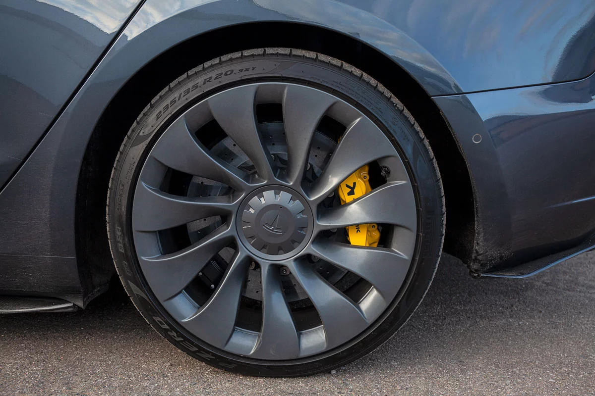 Tesla Model 3 Performance carbon-ceramic brakes. Pic 7