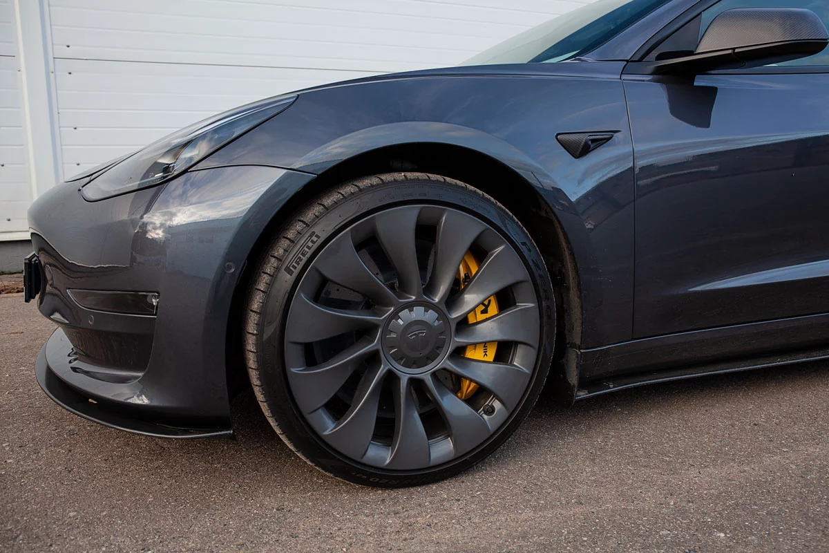 Tesla Model 3 Performance carbon-ceramic brakes. Pic 9