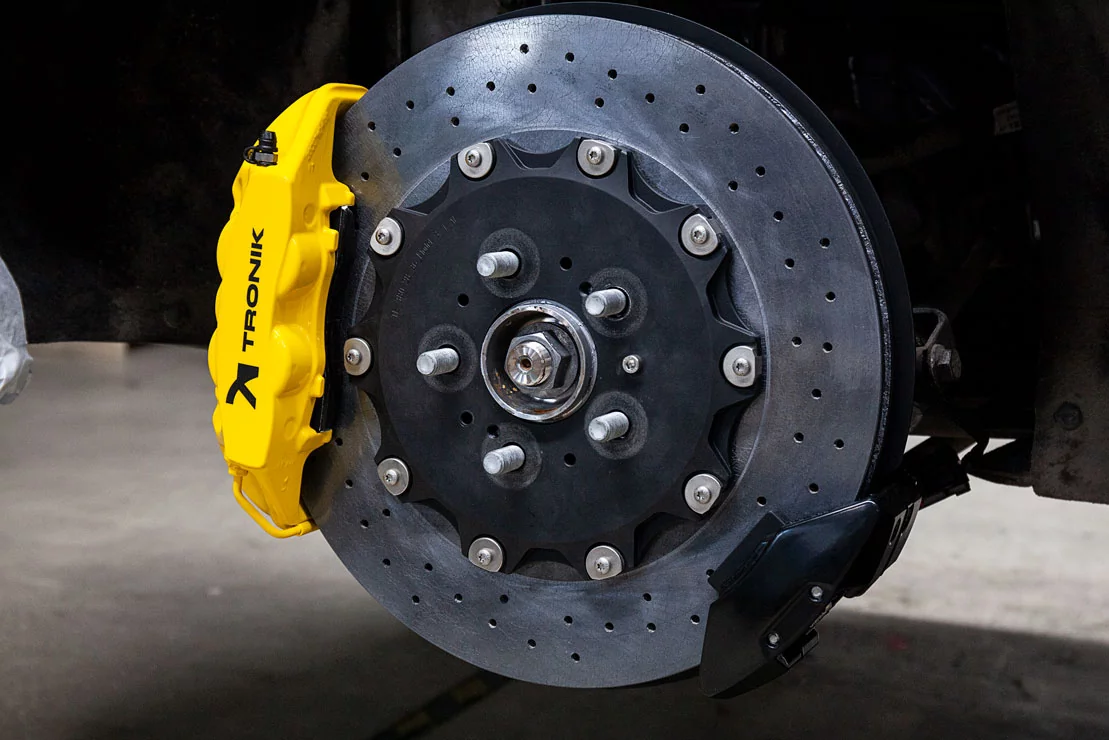 Tesla Model 3 Performance carbon-ceramic brakes. Pic 3