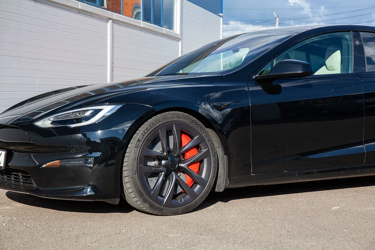 Tesla Plaid carbon-ceramic brakes. Pic 10