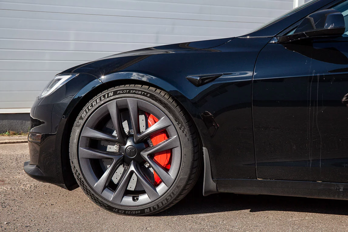 Tesla Plaid carbon-ceramic brakes. Pic 9