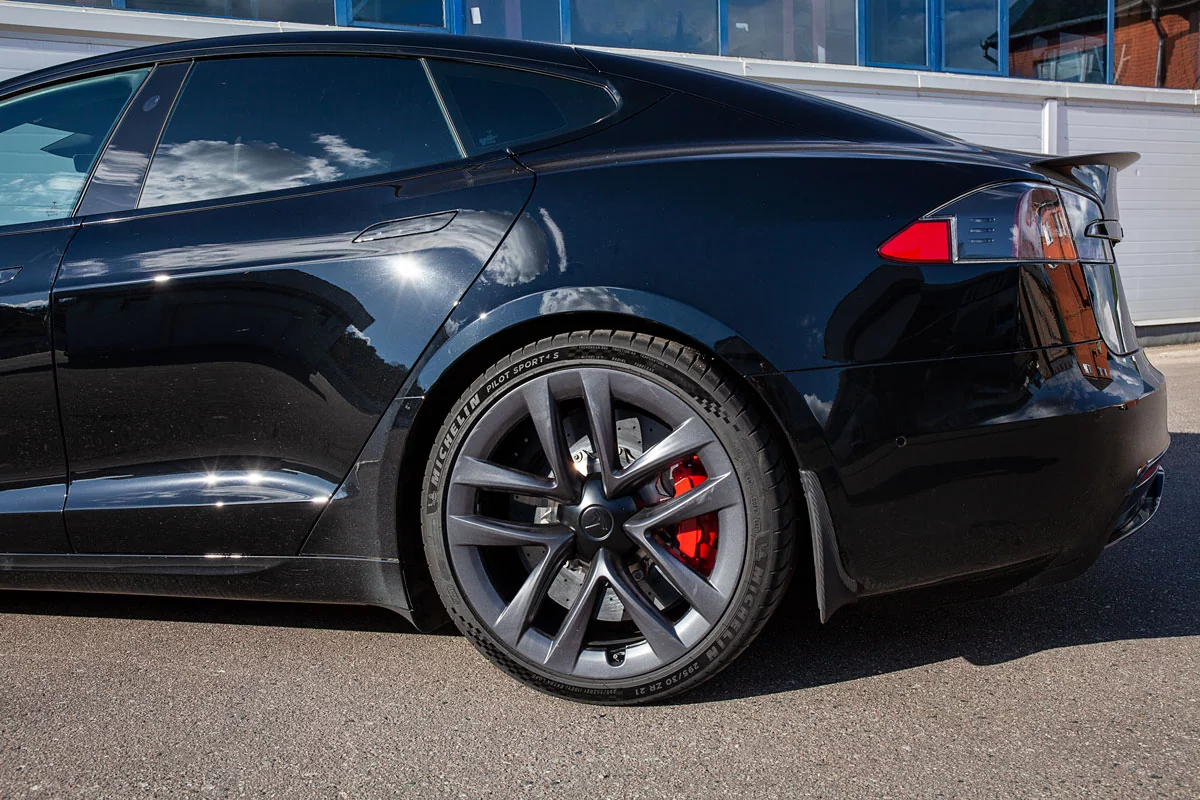 Tesla Plaid carbon-ceramic brakes. Pic 8