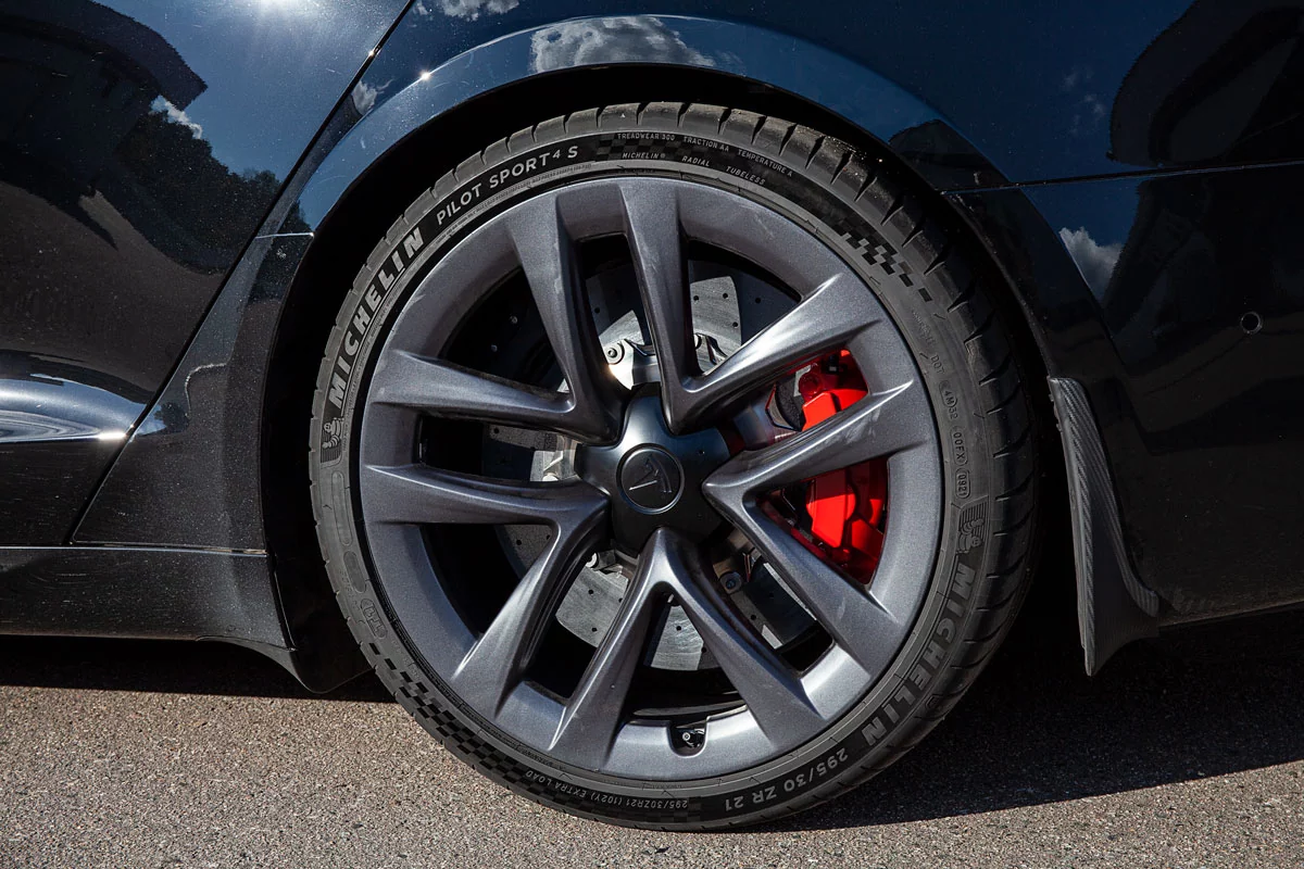 Tesla Plaid carbon-ceramic brakes. Pic 7