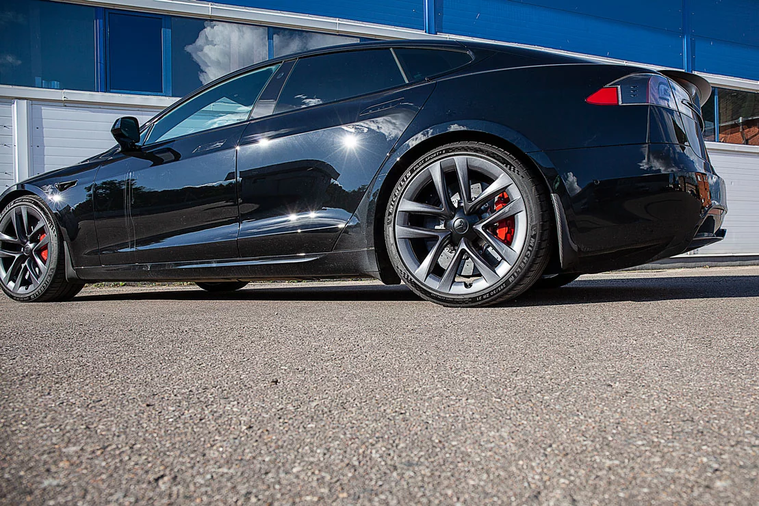 Tesla Plaid carbon-ceramic brakes. Pic 12