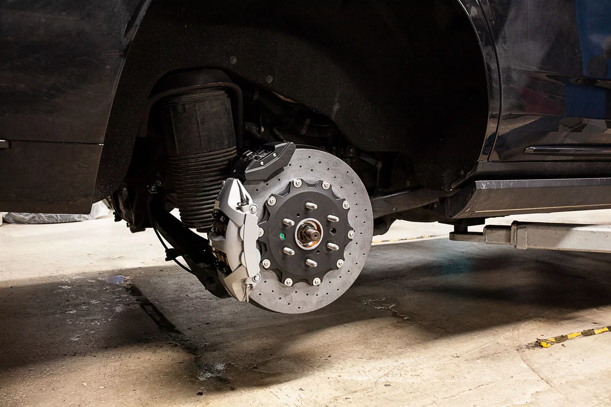 Cadillac Escalade carbon-ceramic brakes. Pic 4