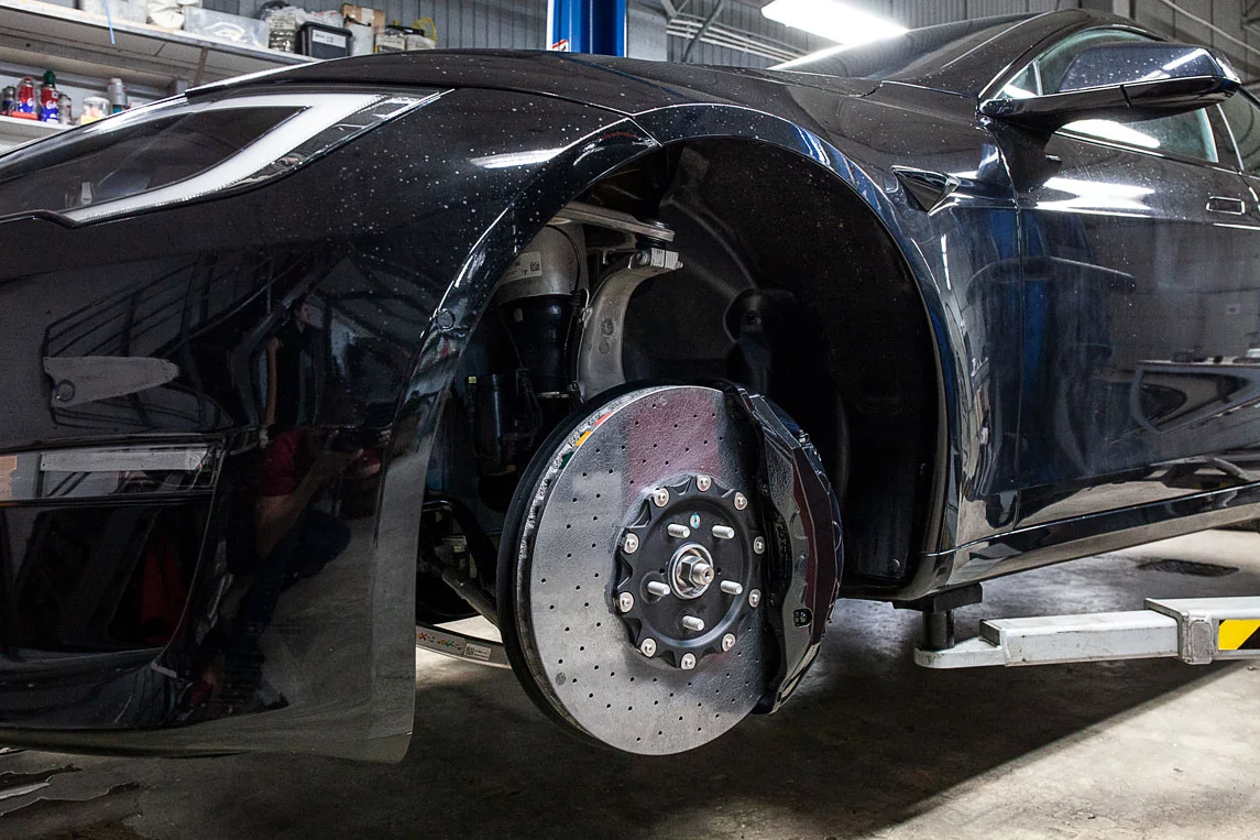 Tesla Plaid carbon-ceramic brakes. Pic 7