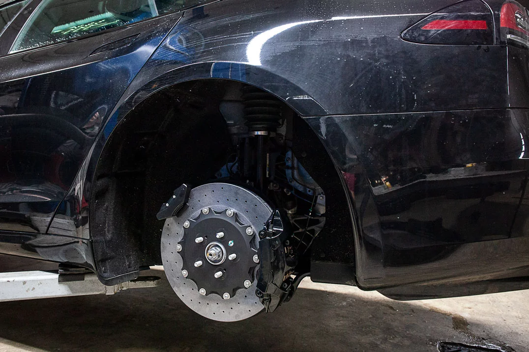 Tesla Plaid carbon-ceramic brakes. Pic 8