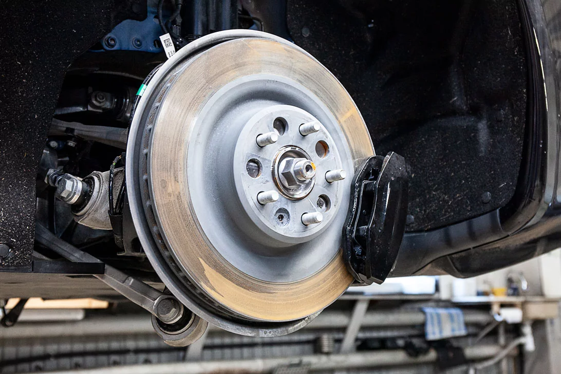 Tesla Plaid carbon-ceramic brakes. Pic 2