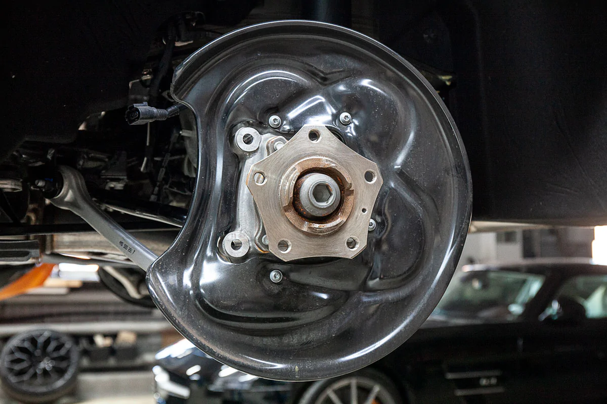 Bentley Bentayga carbon-ceramic brakes. Pic 4