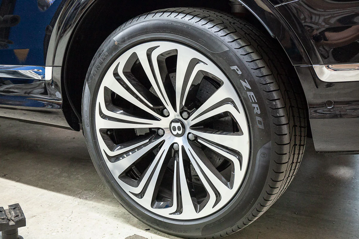 Bentley Bentayga carbon-ceramic brakes. Pic 11