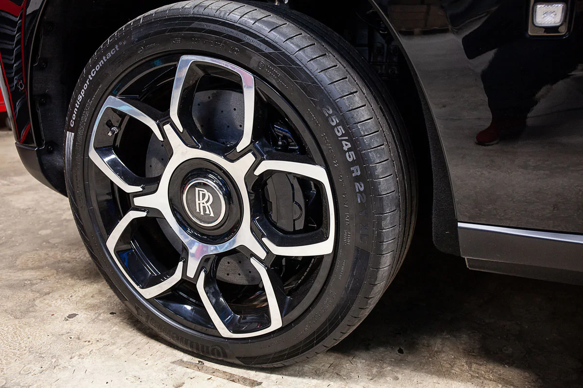 Rolls-Royce Cullinan carbon-ceramic brakes. Pic 15