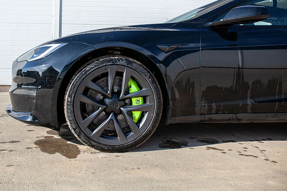 Tesla Plaid carbon-ceramic brakes. Pic 1