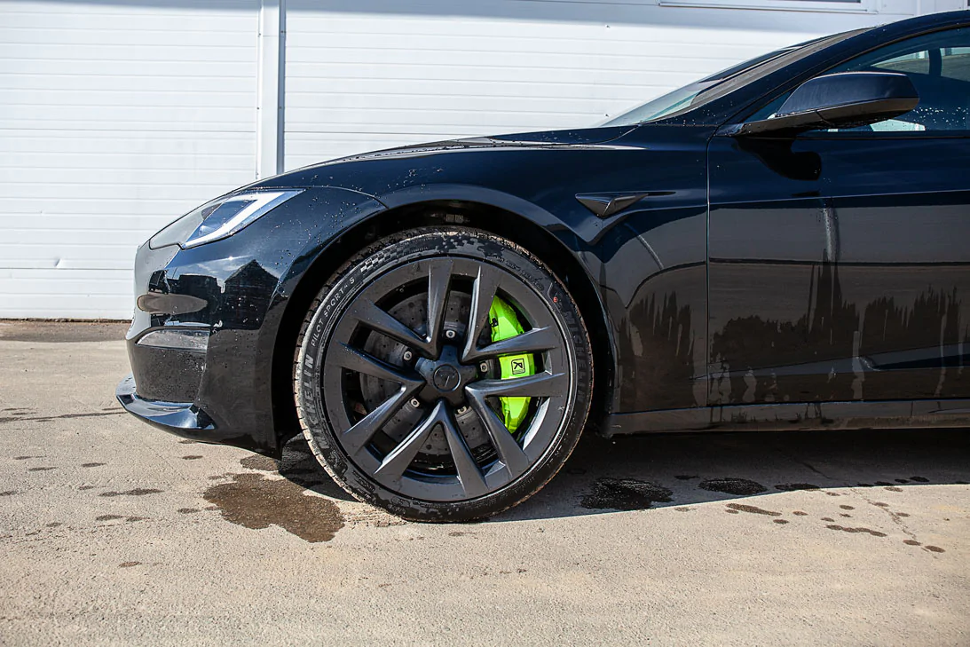 Tesla Plaid carbon-ceramic brakes. Pic 2