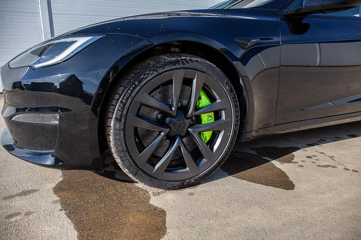 Tesla Plaid carbon-ceramic brakes. Pic 3