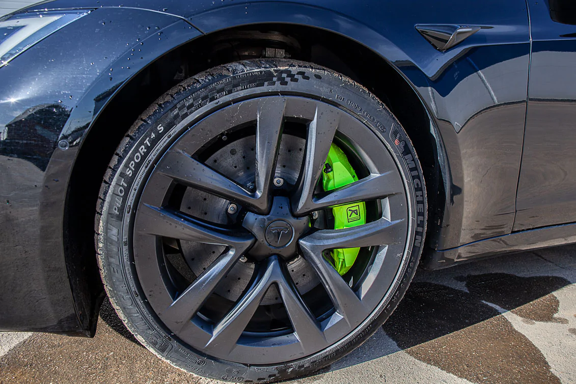 Tesla Plaid carbon-ceramic brakes. Pic 4