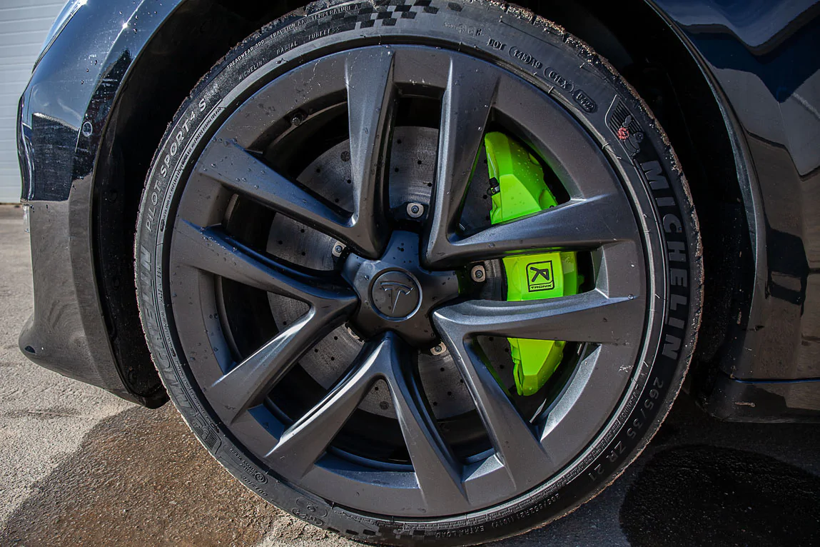 Tesla Plaid carbon-ceramic brakes. Pic 5