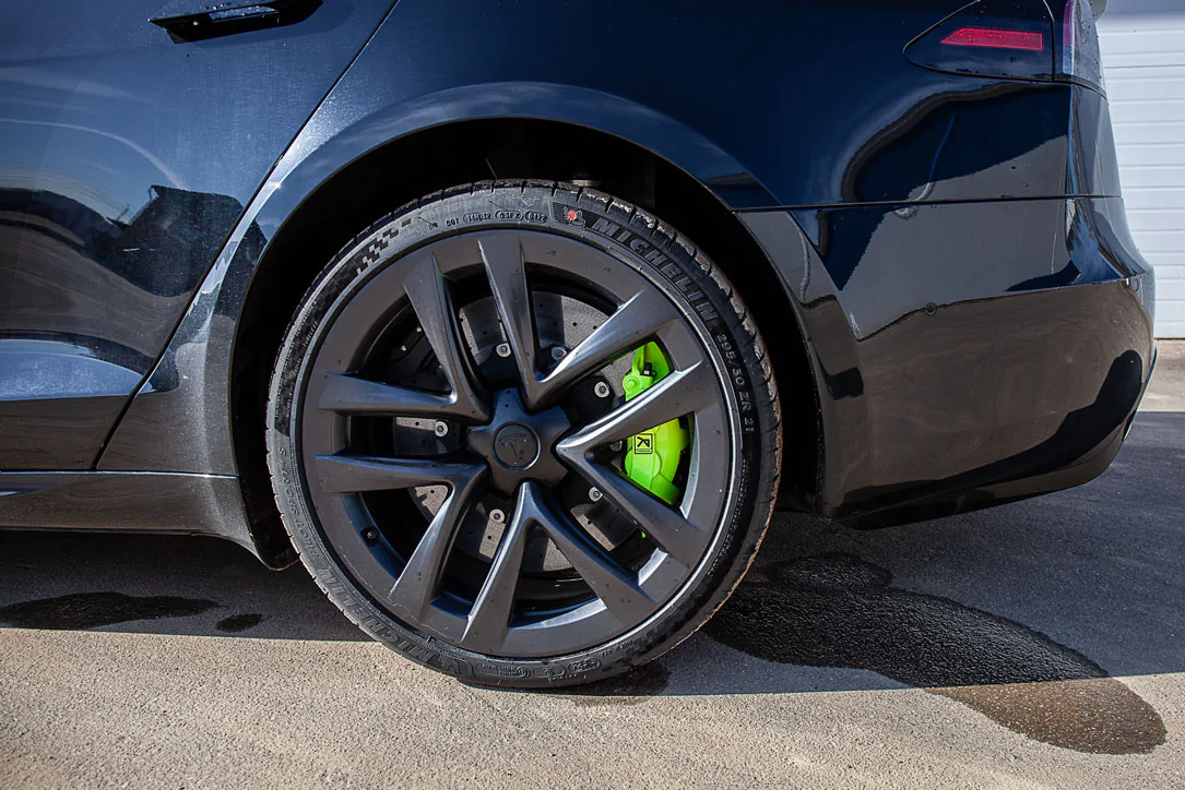 Tesla Plaid carbon-ceramic brakes. Pic 6