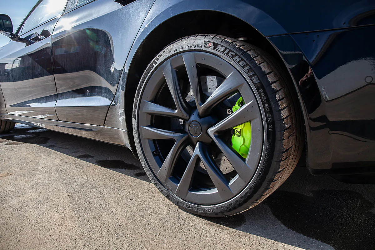 Tesla Plaid carbon-ceramic brakes. Pic 7