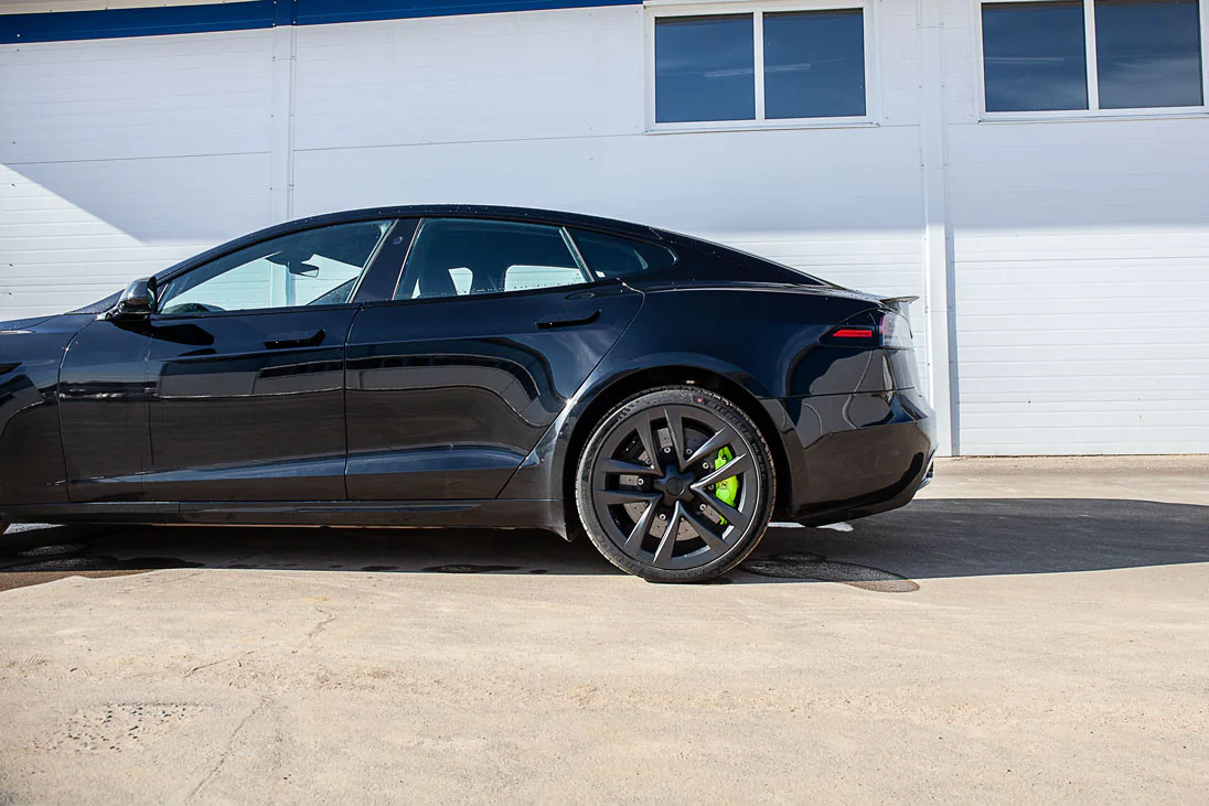 Tesla Plaid carbon-ceramic brakes. Pic 9