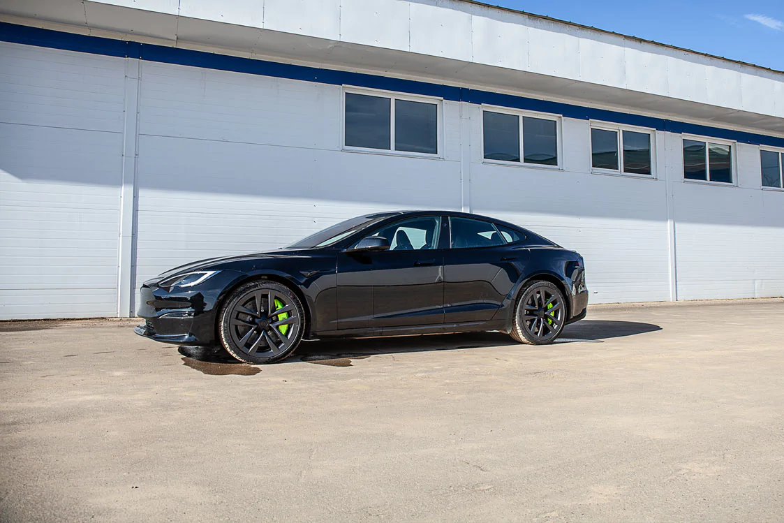 Tesla Plaid carbon-ceramic brakes. Pic 10