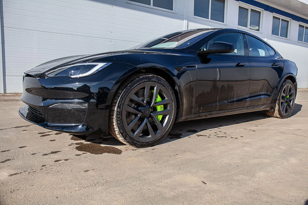 Tesla Plaid carbon-ceramic brakes. Pic 11