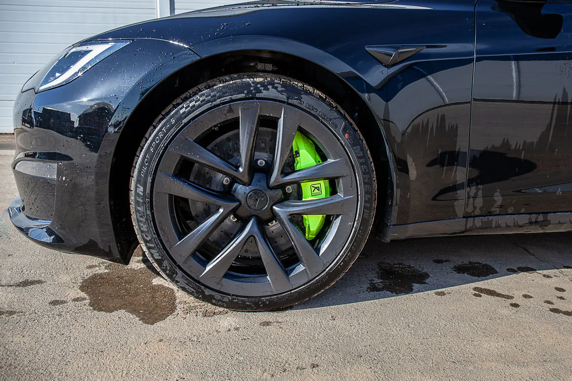 Tesla Plaid carbon-ceramic brakes. Pic 12