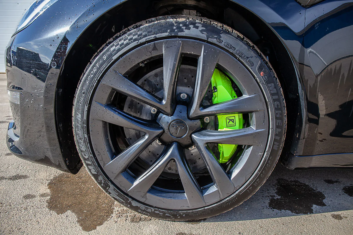 Tesla Plaid carbon-ceramic brakes. Pic 13